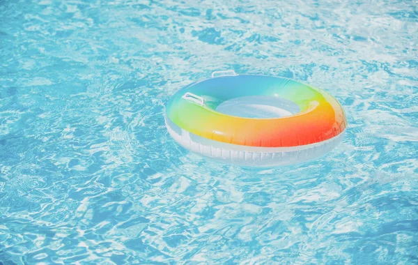 Fondo de agua. Flotador de la piscina, anillo flotando en una refrescante piscina azul. Fondo de verano. — Foto de Stock