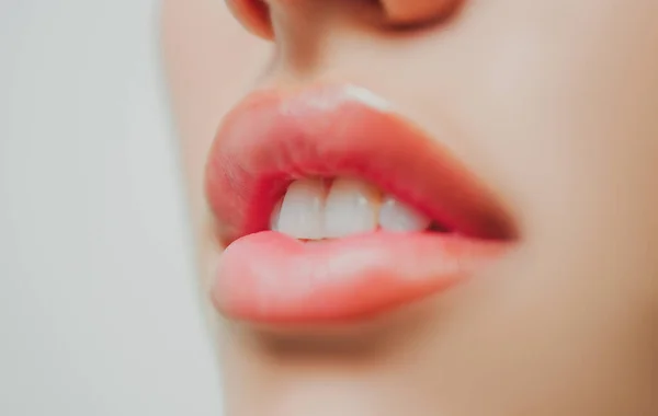 唇と完璧な白い歯が閉じます。腫瘍学、歯列矯正学、歯科学. — ストック写真