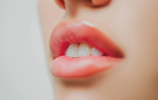 Labios y dientes blancos perfectos de cerca. Estomatología, ortodoncia y odontología. —  Fotos de Stock