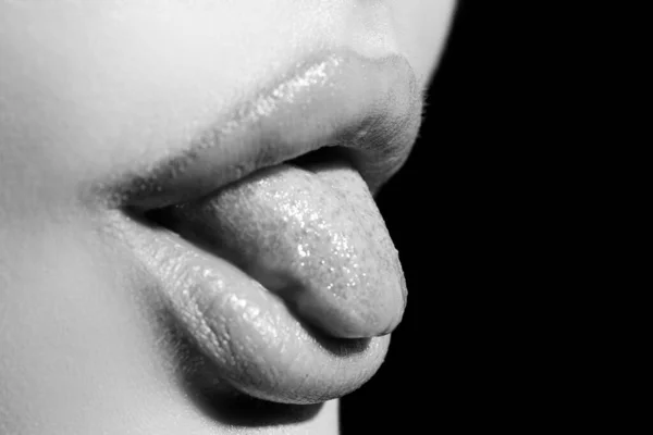 Labios rojos, boca e icono de la lengua. Cartel y estandarte de boca abierta. Una mujer de cerca lamiendo labios. Mujer sexy boca con lengua. — Foto de Stock