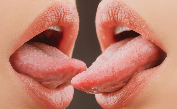 Lgbt Mädchen küssen. Lesbische Lippen Nahaufnahme. Sexy weibliche Lippe. Romantik, Mädchenliebe, Verlangen, Erotik. — Stockfoto