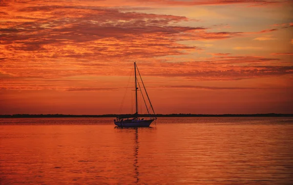 Yach sull'acqua. Barca sull'oceano al tramonto. Barche a vela con vele. Mare in viaggio. — Foto Stock