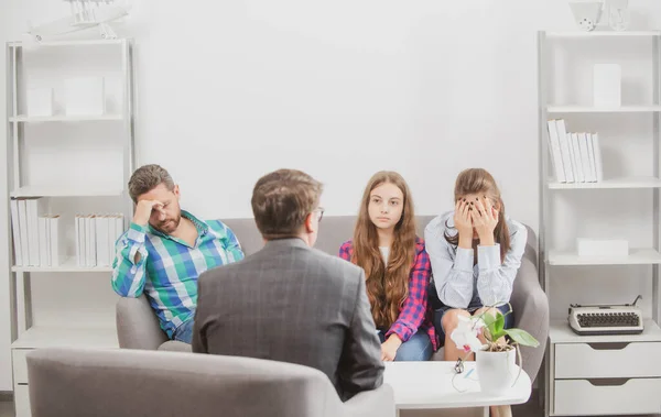 Par med barn tonåring diskuterar problem i familjen med familj psykolog. Föräldrabegreppet. — Stockfoto