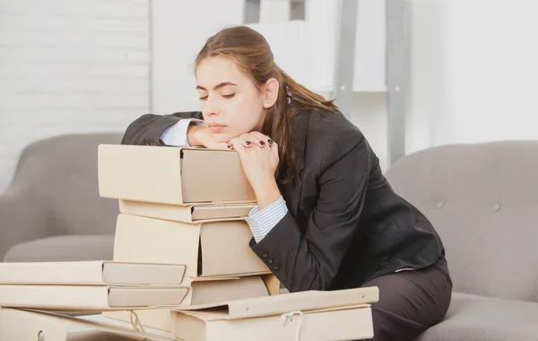 Secretario ocupado triste, estresado mujer de negocios sobrecargado de trabajo y carpetas con los documentos demasiado trabajo, problema de oficina. Empleado cansado estresado en el espacio de trabajo. — Foto de Stock