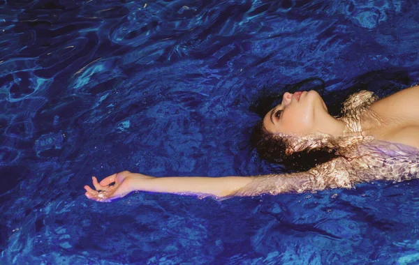 Una chica sexy desnuda nadando en la piscina. Mujer nadar un relax en la playa de verano. Cuerpo femenino desnudo. Novia tierna romántica. Lujo glamour belleza dama. — Foto de Stock
