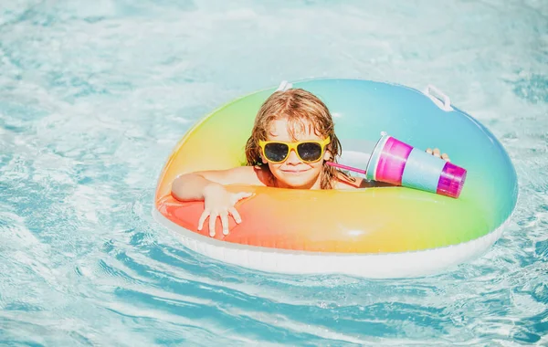Vacances d'été pour enfants. Week-end d'été pour enfants. Garçon dans la piscine. Enfant à aquapark sur cercle gonflable en caoutchouc. — Photo
