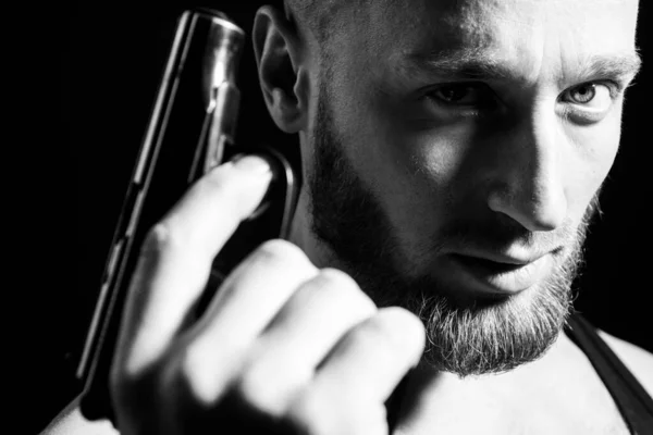 사격중인 강탈자, 총을 쏘는 살인마. 얼굴에 심각 한 프로필 이 있는 사람의 초상화를 클로즈업. — 스톡 사진