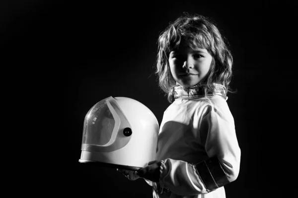 Lindo niño astronauta niño en traje espacial con casco en el fondo negro. Niños imaginando el espacio. —  Fotos de Stock