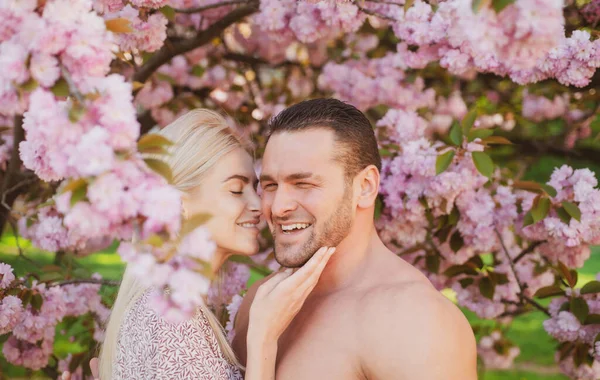 Concetto di San Valentino. Coppia primaverile. Volto sorridente di primavera felice giovane coppia. — Foto Stock