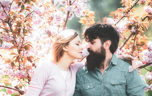 Glada unga par tittar på varandra och kysser samtidigt fira Alla hjärtans dag. — Stockfoto