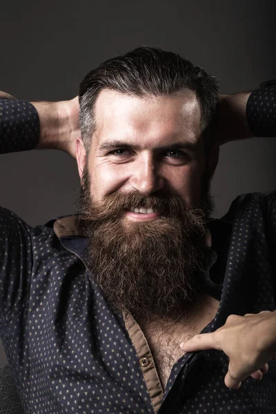 Бородатий чоловік з бородою, бородатий гей. Концепція перукарні. Щасливі вуса чоловіки . — стокове фото