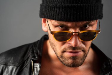 Ciddi yüzlü yakışıklı bir adamın portresi.