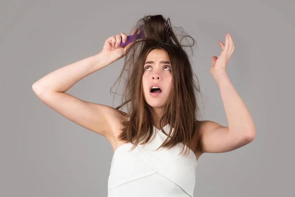 Αντιμετώπιση προβλημάτων τριχόπτωσης. Πορτρέτο της γυναίκας με χτένα και τα μαλλιά πρόβλημα. — Φωτογραφία Αρχείου