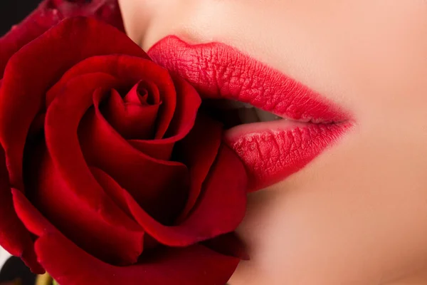 Maquillaje de moda glamorosa moda. Los labios rojos sensuales. Labios con lápiz labial de cerca. Hermosos labios de mujer con rosa. —  Fotos de Stock