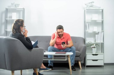 Psikologa taciz bağımlılığı sorunlarını anlatan bir adam. Orta yaşlı adam krizi.