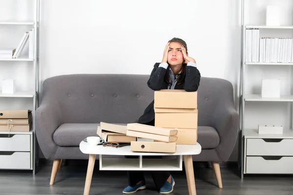 Umtriebige junge Geschäftsfrau mit Ordnern mit den Unterlagen, frustrierte Sekretärin, die Überstunden macht. Sekretärin Buchhalterin arbeitet spät im Amt allein. — Stockfoto