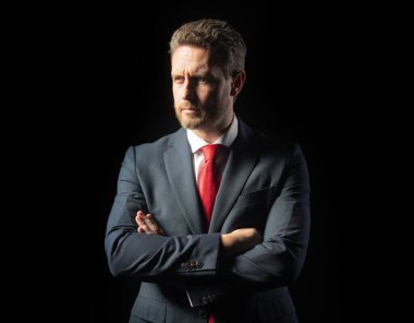 Siyah arka planda izole edilmiş yakışıklı bir iş adamı. İnsanlar, iş, moda ve giysi konsepti, takım elbiseli ve kravatlı adama yakın çekim.