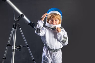 Astronot kasklı komik çocuk portresi. Miğferli ve koruyucu uzay giysili küçük astronot portresi.