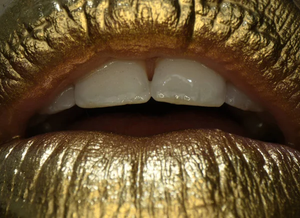 Ο Μακρό κλείνει το χρυσό κραγιόν από κοντά. Χείλη με μεταλλικό μακιγιάζ. Σέξι χείλη, μεταλλικό κραγιόν από κοντά. — Φωτογραφία Αρχείου