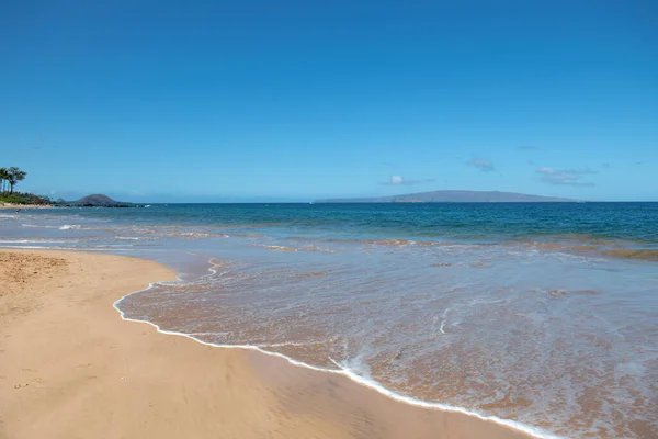 暑假期间带海沙的热带海滩. — 图库照片