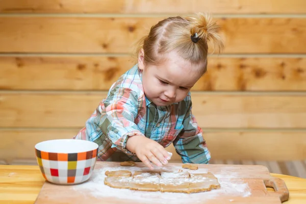 Um pequeno cozinheiro na cozinha. Bebê feliz biscoitos de cozimento. — Fotografia de Stock