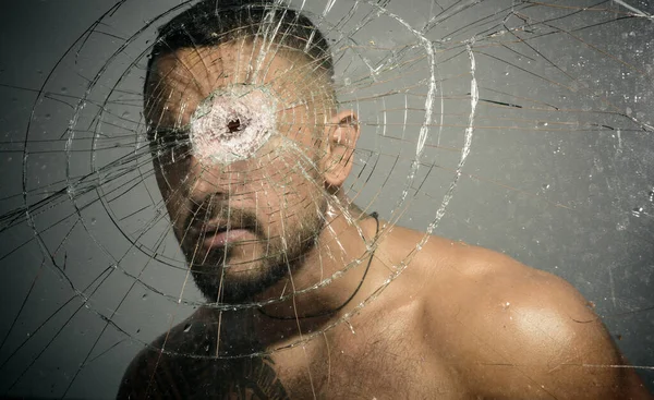 Portrét brutálního muže s vážnou tváří. Gangster man. Nebezpečný zločinec, chuligán na rozbitém skle.. — Stock fotografie