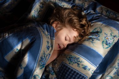 Yatakta uyuyan tatlı çocuk. Çocuk uyuyor..