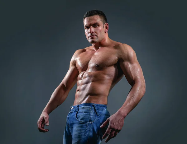 Modeporträt eines starken brutalen Typen. Sexy Oberkörper. Männchen lässt seine Muskeln spielen. Sport Workout Bodybuilding Konzept. — Stockfoto