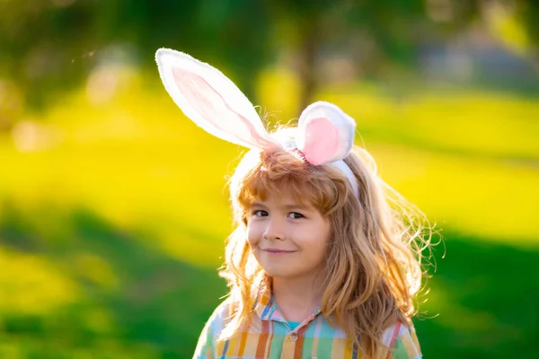 Twarz króliczka. Wielkanocne króliczki. Dzieci chłopiec w królicze uszy w parku na świeżym powietrzu. — Zdjęcie stockowe