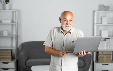Ofiste ya da evde çalışan gri saçlı son sınıf öğrencisinin portresi. İletişim çevrimiçi, video konferansı. Çevrimiçi toplantı, video görüşmesi, uzaktan kumanda. Çevrimiçi, çevrimiçi kurslar öğreniliyor.