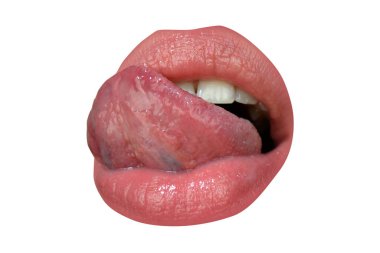 Sanat kırmızısı dudaklar. Seksi kadınlar ağzını açar, dudaklarını yalar, dilleri dışarı çıkar. Parlak lüks ağız..