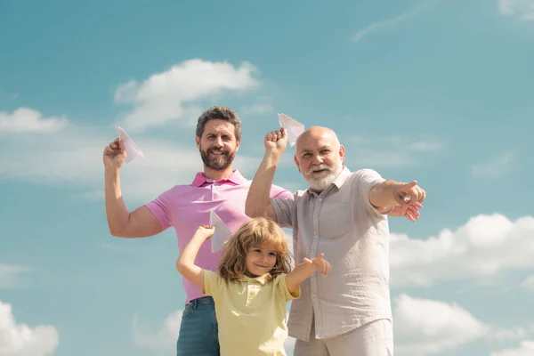Три разных поколения возраст дед отец и ребенок сын играть с игрушечным самолетом на открытом воздухе. Семейные приключения, воображение, инновации и вдохновение. — стоковое фото