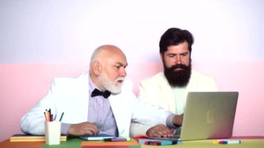 Ofiste dizüstü bilgisayarla çalışan kıdemli bir adam..