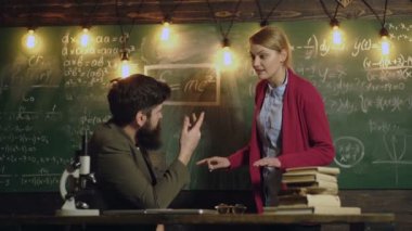 Sınıfta profesörü dinleyen lise öğrencisi. Öğretmen açıklama matematiği. Üniversitede tahtada düşünen bir kız öğrenci. Akıl hocası, koç, öğretmen kadın, iş arkadaşıyla konuşuyor..
