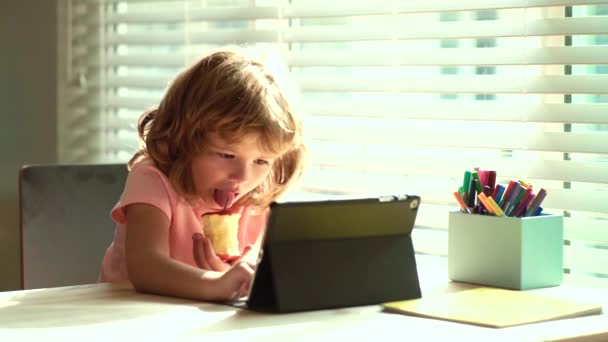 Školák, co ve škole dělá na tabletu. Malý student používající moderní PC ve třídě. Dítě studuje s digitálními zařízeními. Děti chlapec student sledování webinář na tablet. — Stock video
