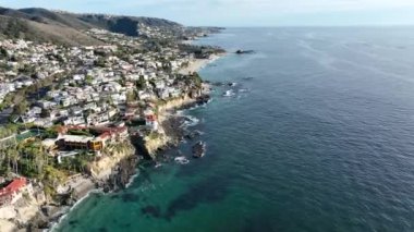 Laguna Sahili, Kaliforniya. Salt Creek ve Monarch sahil şeridinin hava manzarası. Orange County, California 'da Dana Point adında bir mahalle. Zengin villanın ve sahil şeridinin hava manzarası.