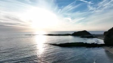 Kayaların üzerindeki sakin deniz dalgalarının havadan görünüşü. Okyanus laguna plajı.