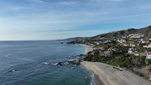 Praia de Laguna, Califórnia, de drone. Vista aérea da costa de Laguna Beach, Orange County, Califórnia, EUA, vista aérea por drone. — Vídeo de Stock