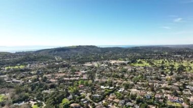 Santa Barbara şehri gökyüzü manzaralı hava manzaralı. Santa Barbara hava manzaralı, İHA ile uçuyor..