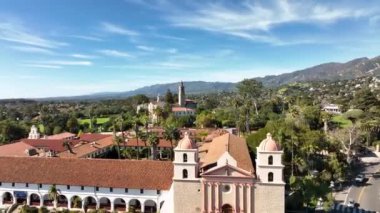 Kaliforniya 'daki tarihi Santa Barbara İspanyol Misyonu. Santa Barbara hava manzaralı, İHA ile uçuyor..