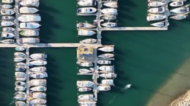 Santa Barbara California Liman İskelesi, insansız hava aracı. Yatlar ve tekneler. İskele, iskele. Marina alicante.