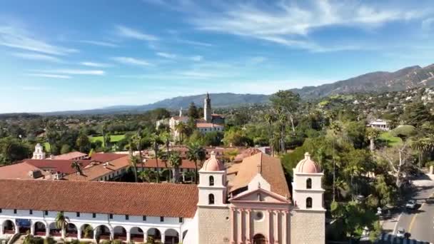 Die historische Santa Barbara Spanish Mission in Kalifornien. Santa Barbara Luftaufnahme, Fliegen mit Drohne. — Stockvideo