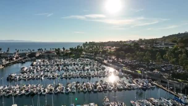 Cais do porto de Santa Barbara Califórnia, drone aéreo. Marina alicante. — Vídeo de Stock