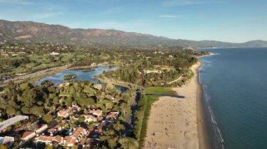 Santa Barbara üzerinde uçuyor. Santa Barbara, Kaliforniya 'daki binaların insansız hava aracı görüntüsü.