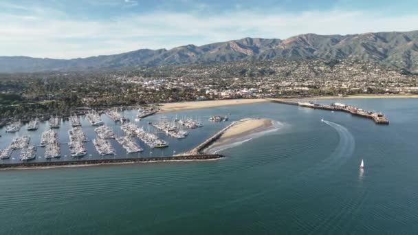 サンタバーバラカリフォルニアハーバー桟橋、空中ドローン。サンタバーバラ、カリフォルニア海岸線、オーシャンに沿って飛ぶ. — ストック動画