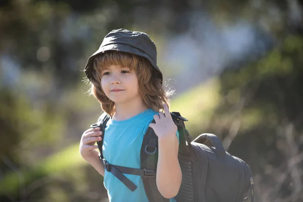 Sırt çantalı çocuk manzaralı dağlarda yürüyüş yapıyor. Çocuk yerel bir turist yerel bir yürüyüşe çıkıyor.. — Stok fotoğraf