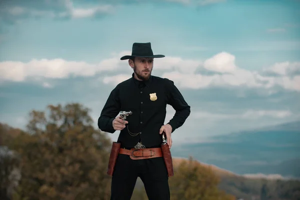 Sheriff o alguacil. Oeste americano, salvaje oeste con vaquero. Tipo serio con arma de revólver al aire libre. —  Fotos de Stock