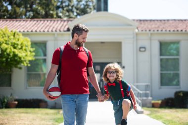 Baba oğul okul parkında yürüyorlar. Dersler başlıyor..