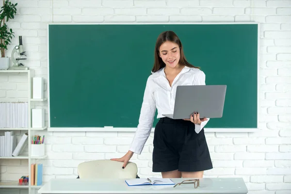 Estudiante de secundaria aprendiendo inglés o matemáticas en clase. Chica estudiante con tecnología de PC, aprendizaje a distancia. — Foto de Stock