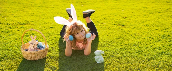 Vrolijk Pasen. Kinderen vieren Pasen. Kid in konijn kostuum met konijn oren buiten. — Stockfoto